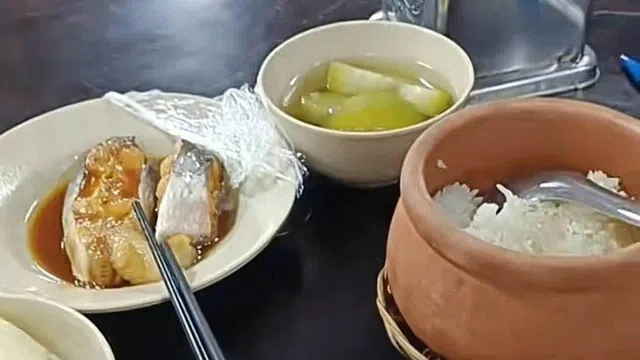 Tài xế chỉ được đãi bữa cơm đạm bạc sau khi đưa 38 khách tới ăn, chủ quán nói gì?