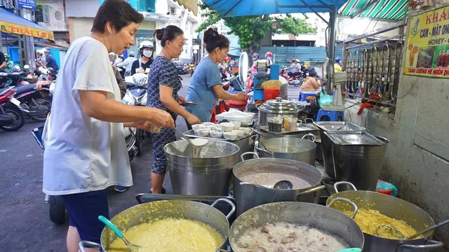 Quán chè 16 món tồn tại hơn nửa thế kỷ ở TPHCM, mỗi ngày bán gần 1.000 chén