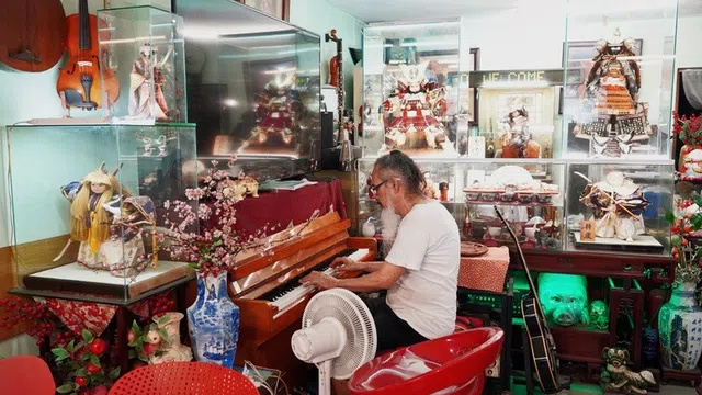 Quán chè bình dân ở khu đắt đỏ TPHCM: Chủ 70 tuổi đàn piano phục vụ khách