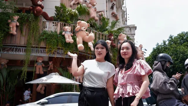 Quán cà phê treo hơn 700 con gấu bông gây sốt TPHCM, bảo vệ túc trực 24/24