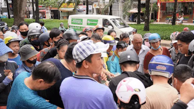 Quầy cua 45.000 đồng/con ở TPHCM: Khách xếp hàng 2 tiếng, tranh nhau mua