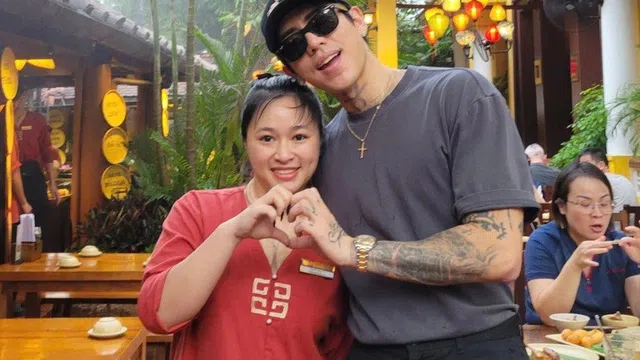 Sao Hàn Quốc thích thú ăn bánh xèo, chả cá khi đến Hà Nội biểu diễn