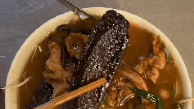 Khách Tây sửng sốt khi thử phở gan cháy độc lạ chỉ có ở Bắc Ninh